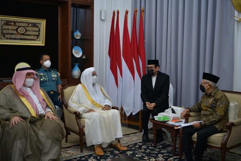 His Excellency the Minister of Islamic Affairs, Call and Guidance, Sheikh Abdullatif Al Sheikh, meets with the Vice President of the Republic.